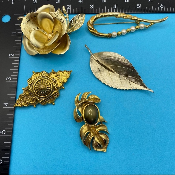 Vintage Brooch Bundle Gold Tone Large Pins Lot of 5 - Picture 3 of 9